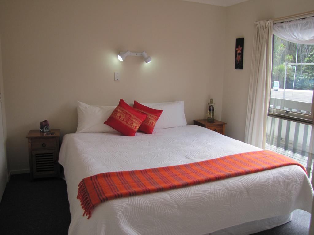 Tipi And Bobs Waterfront Lodge Tryphena Habitación foto
